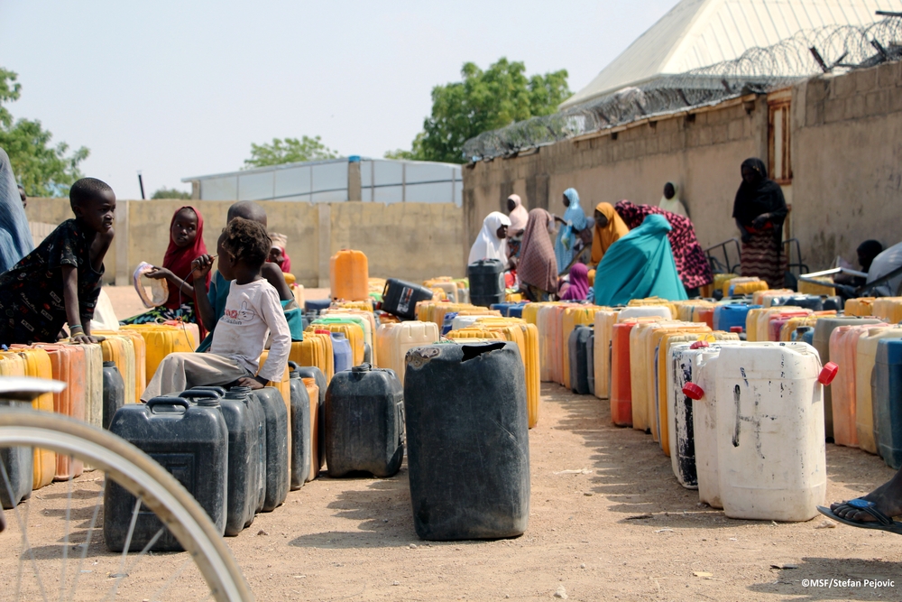 Personas esperando para cargar agua en bidones en Pulka, Nigeria. Febrero de 2021MSF/Stefan Pejovic