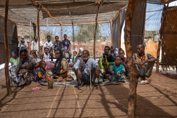 Un grupo de personas refugiadas provenientes de la región etíope de Tigray esperan para ser atendidas en nuestra clínica en el campo de refugiados Um Rakuba, en Sudán. Febrero de 2021MSF/Ehab Zawati
