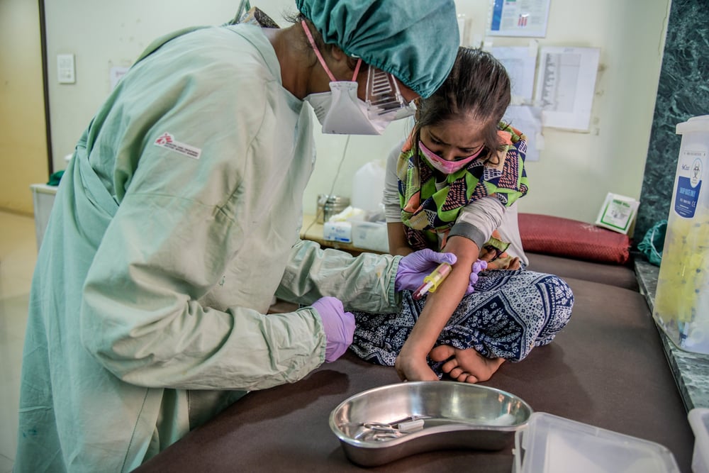 Una de nuestras enfermeras toma una muestra de sangre de una niña de 10 años, sobreviviente de tuberculosis, en nuestra clínica independiente en Mumbai. India, marzo de 2021