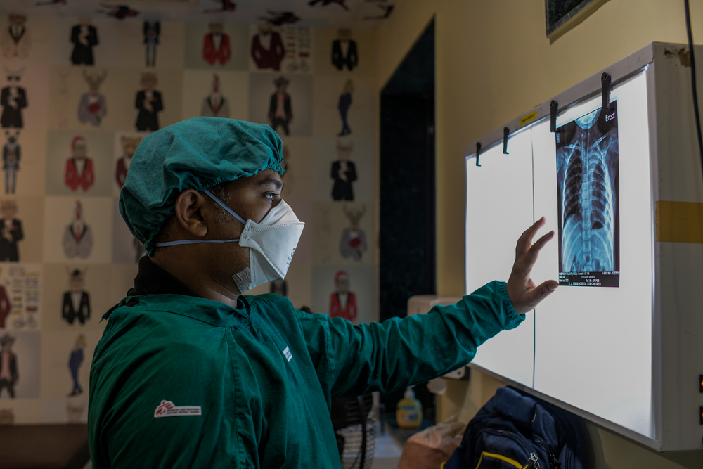 Uno de nuestros médicos interpreta la radiografía de tórax de una niña de 6 años con tuberculosis multi resistente (MDR) en Mumbai, India. Marzo de 2021Atul Loke