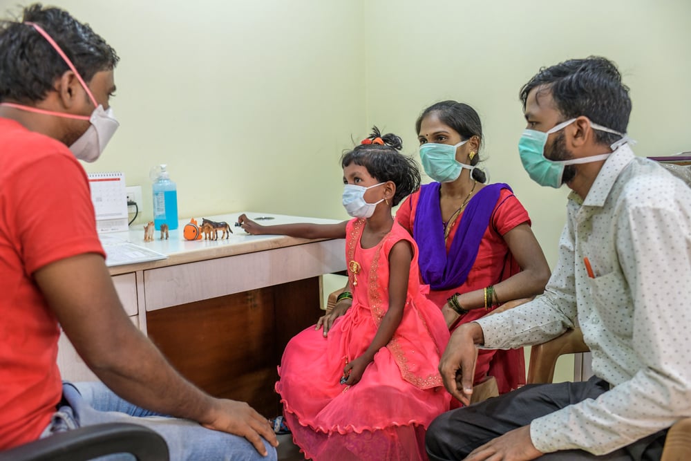 Atendemos a una niña de seis años con tuberculosis en nuestra clínica independiente en Mumbai. India, marzo de 2021