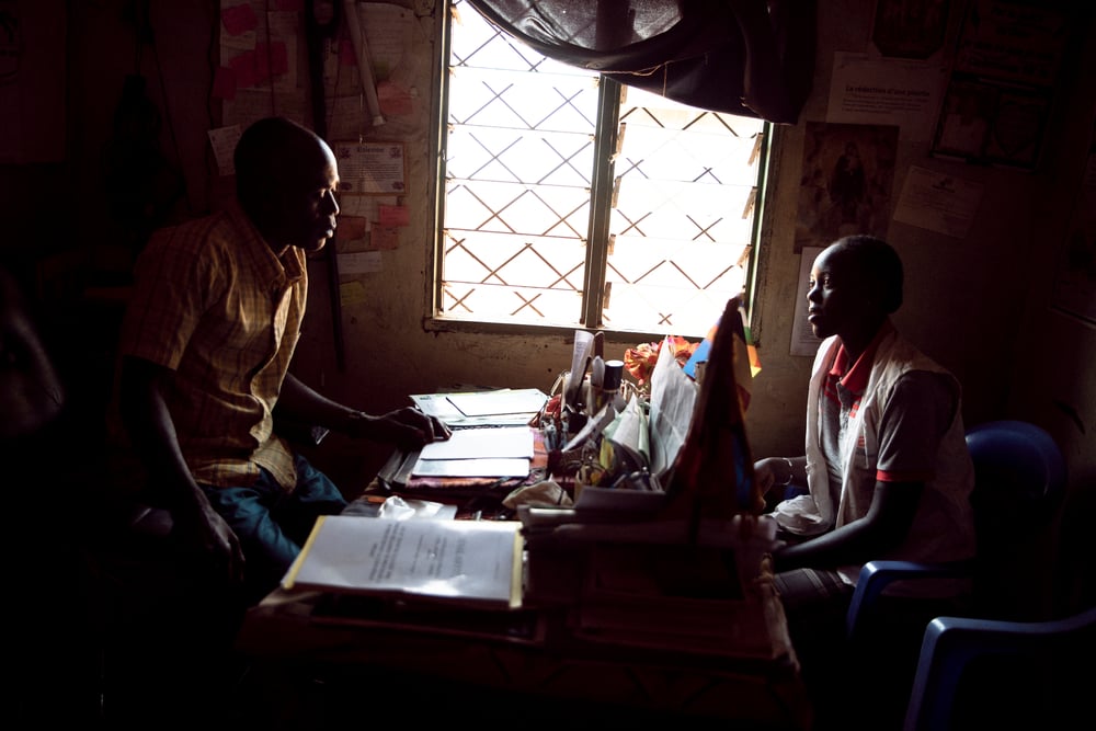 Nadia, nuestra agente comunitaria, habla con Étienne Oumba, fundador y presidente de la Asociación de Víctimas Unidas de República Centroafricana. Cuenta que uno de los principales retos es la inseguridad