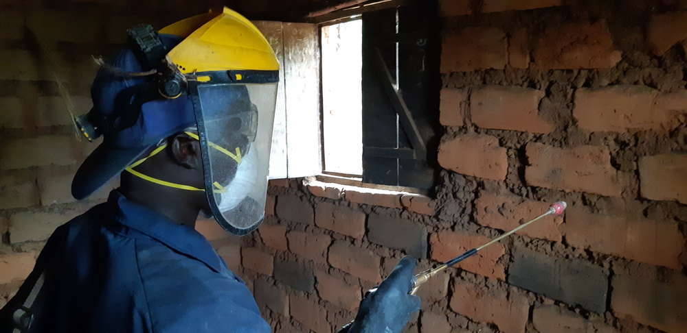 Un pulverizador de MSF está fumigando una casa contra los mosquitos durante la campaña que se llevó a cabo en 2019 en el distrito de salud de Kinyinya, en Burundi. Octubre de 2019MSF
