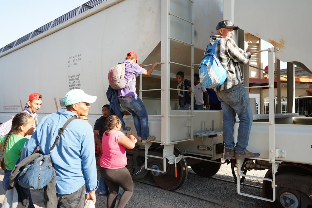 Personas migrantes provenientes de Centroamérica, que huyen de la violencia con sus hijos e hijas, se arriesgan a subir a un tren en movimiento para poder llegar a la frontera norte entre México y Estados Unidos. México, febrero de 2021