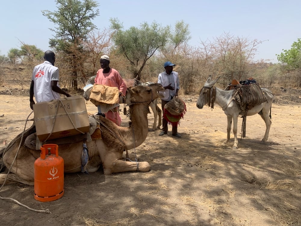 Transportamos los suministros de la clínica a través de las montañas Jebel Marra sobre burros y camellos. Sudán, abril de 2021