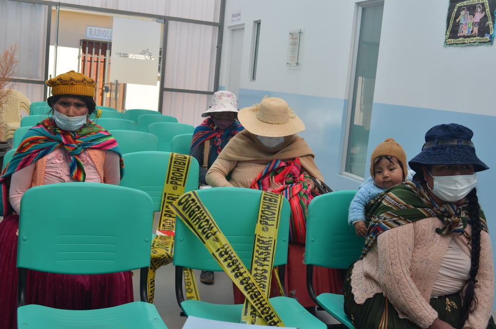Mujeres en la sala de espera del Centro de Salud Franz Tamayo en la ciudad de El Alto. Bolivia, abril de 2021