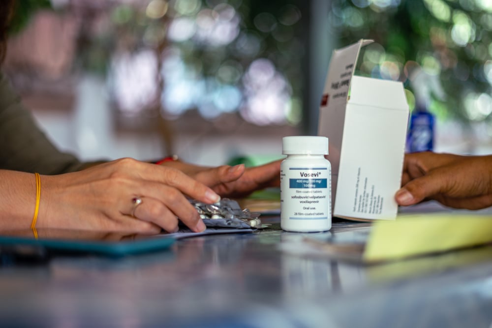 Nuestro equipo médico prepara medicamentos para entregar a un paciente en nuestra clínica en Yangon, Myanmar. Abril de 2021