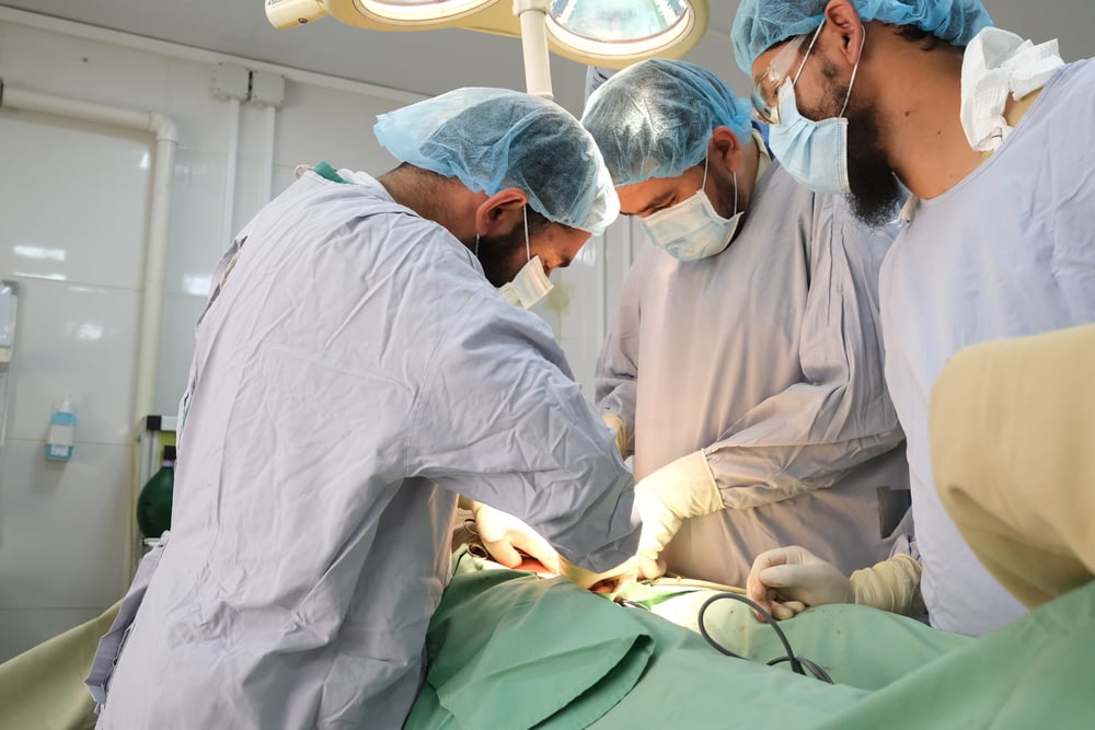 Junto al Ministerio de Salud Pública, realizamos una cirugía a un paciente víctima de violencia en uno de los tres quirófanos del hospital de Boost, en Lashkar Gah. Afganistán, mayo de 2021