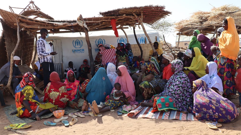 Uno de nuestros promotores de salud brinda educación sobre temas relacionados con salud e higiene a un grupo de mujeres desplazadas en Gorom Gorom, en la región del Sahel. Burkina Faso, febrero de 2021