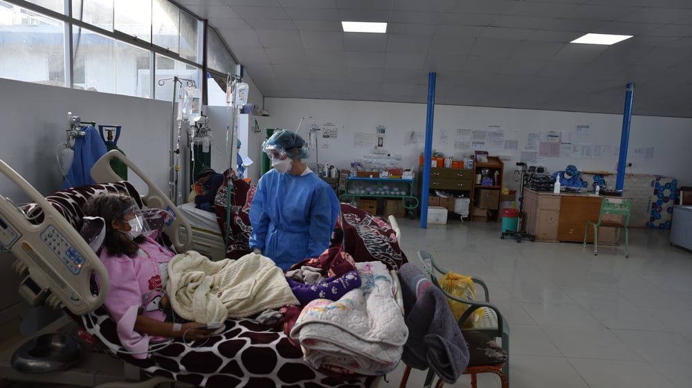 Nuestros equipos atienden pacientes con COVID-19 en el hospital Antonio Lorena, en la ciudad de Cusco. Perú, junio de 2021
