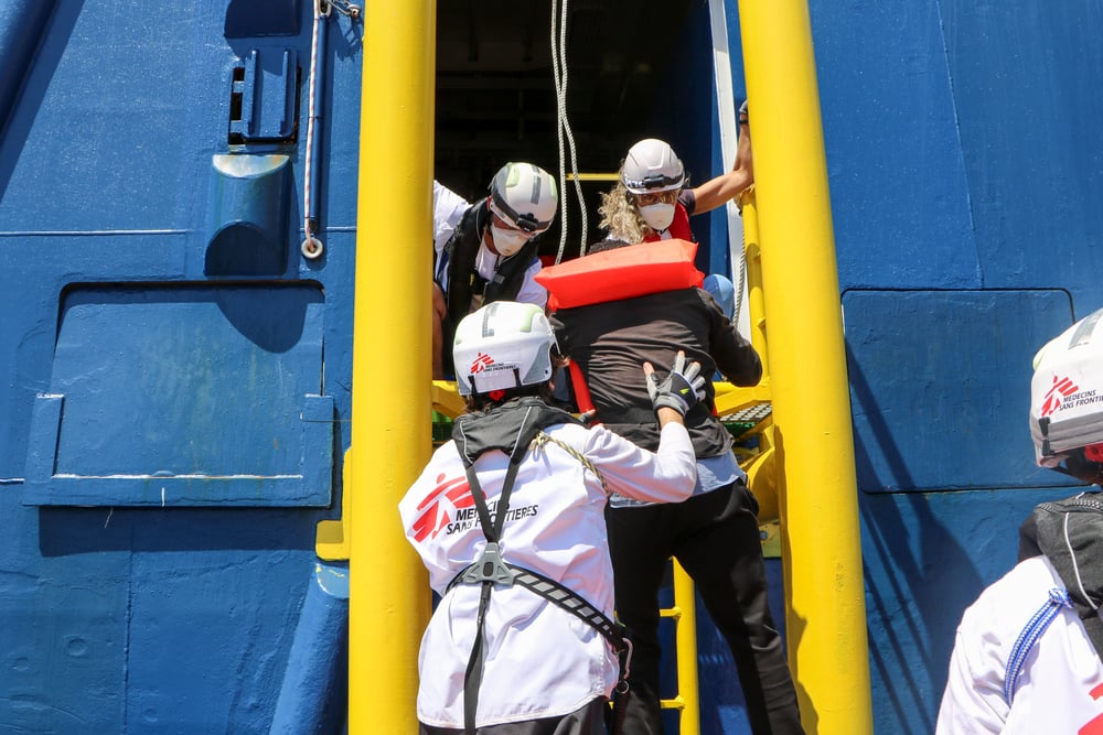 Las personas rescatadas suben al Geo Barents, en donde contamos con una clínica, una sala de maternidad y una sala de observación para realizar nuestras actividades médicas. Mar Mediterráneo, 10/6/2021