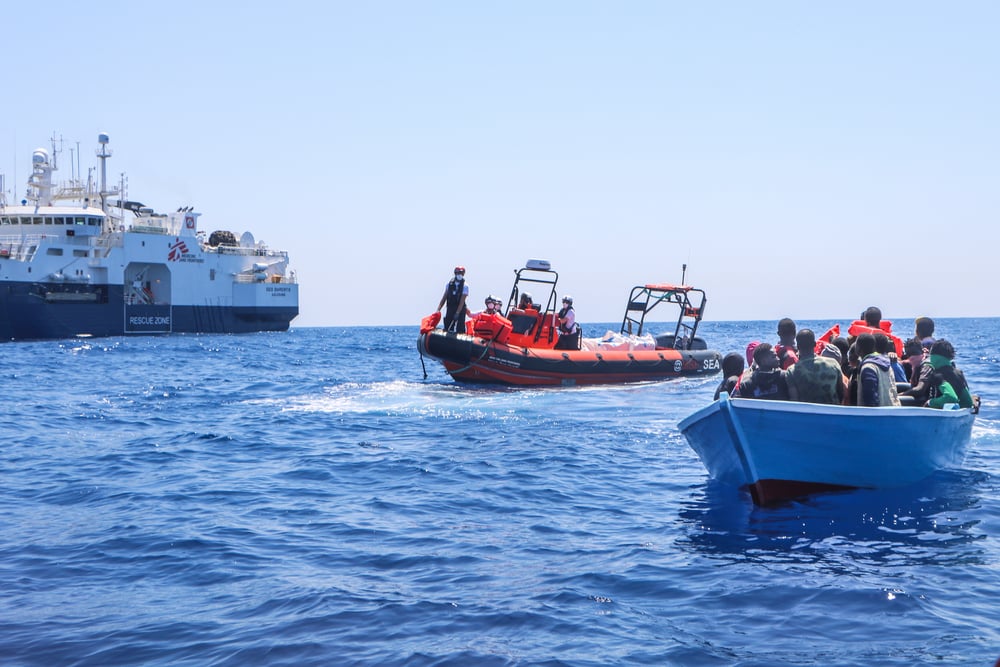 El 10 de junio rescatamos desde el GeoBarents a 26 personas que intentaban cruzar el Mar Mediterráneo a bordo de un pequeño bote de madera. Mar Mediterráneo, 10/6/21