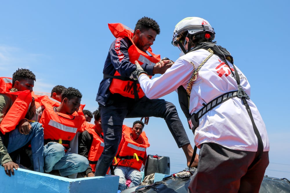 El día 12 de junio operamos varios rescates. Durante el primero de ellos, rescatamos a 93 personas que viajaban a bordo un barco riesgoso. Mar Mediterráneo, 12/6/21 