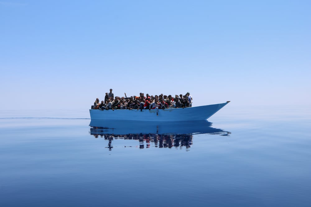 El 12 de junio localizamos este bote con casi un centenar de personas intentando cruzar el Mar Mediterráneo. 12/6/2021