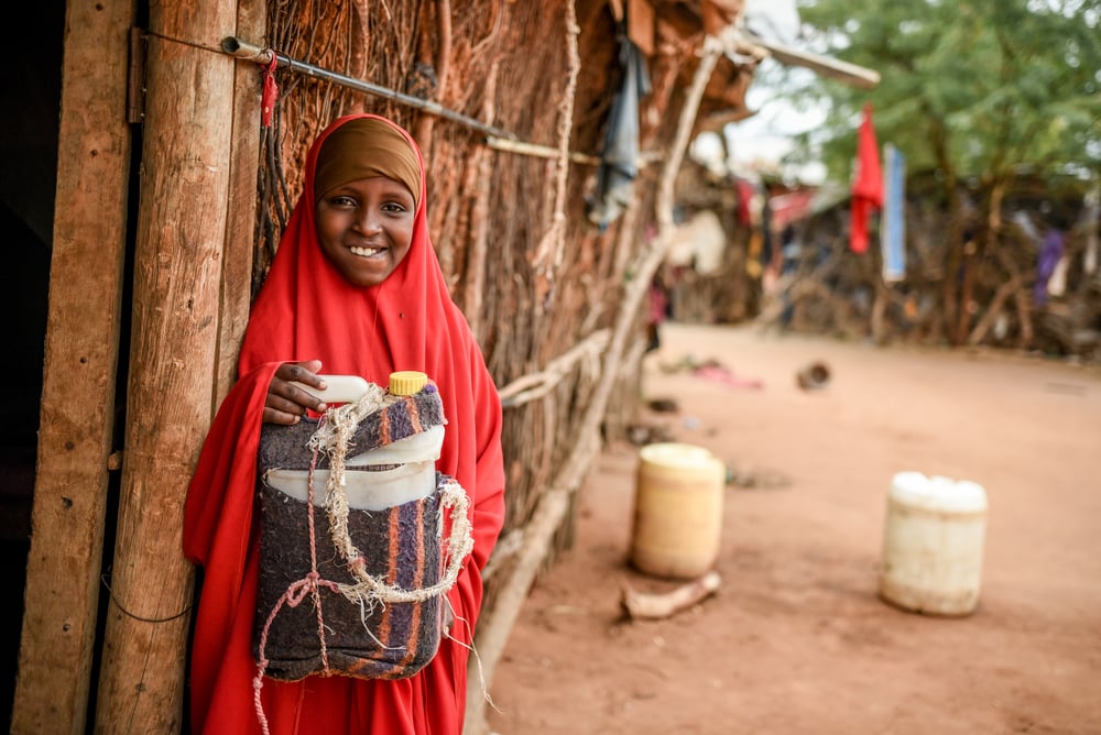 Habiba, de diez años, vive con diabetes tipo 1 y necesita inyectarse insulina dos veces al día. En el programa gestionado por MSF, aprendió a hacerlo ella misma con insulina que se lleva a casa dentro de una nevera portátil. Kenia, mayo de 2021