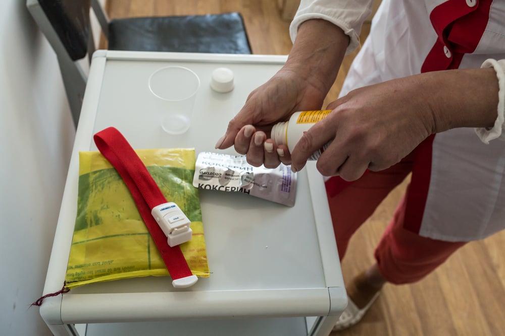 Una de nuestras enfermeras prepara pastillas para un paciente con TB-DR en el centro de TB en el distrito de Novograd-Volynsk, región de Zhytomyr, Ucrania. Junio de 2021