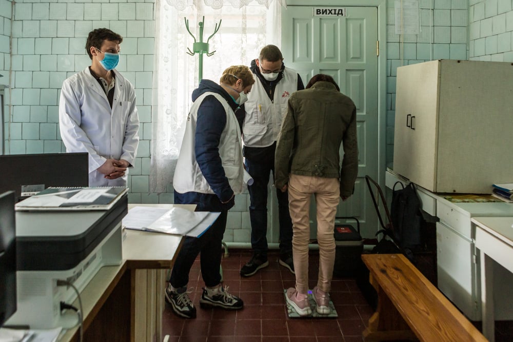 Uno de nuestros equipos de apoyo, formados por personal de enfermería, trabajo social y psicología, controlan el peso de un paciente con TB-DR en el distrito de Korostyshiv, región de Zhytomyr, Ucrania. Junio de 2021
