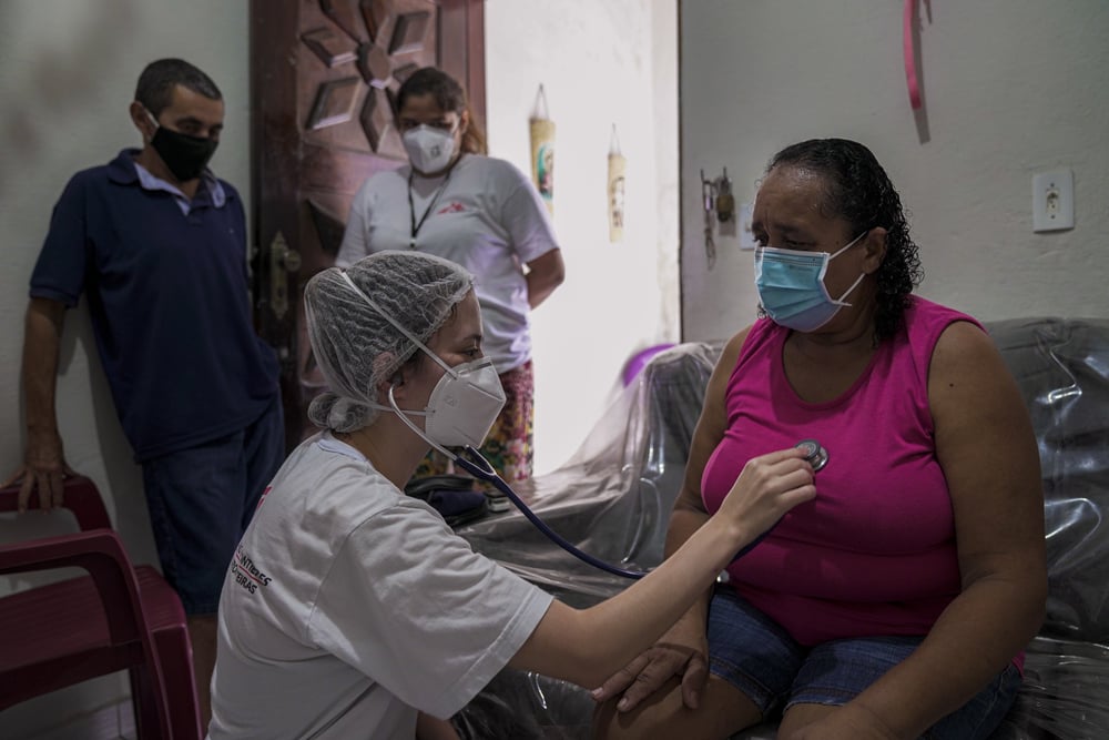 Nuestro equipo médico visita a Ana y Marcos en su casa en el barrio Grande Bom Jardim, en Fortaleza, pocos días después de que dieran positivo por COVID-19 en una de nuestras clínicas móviles. Brasil, junio de 2021