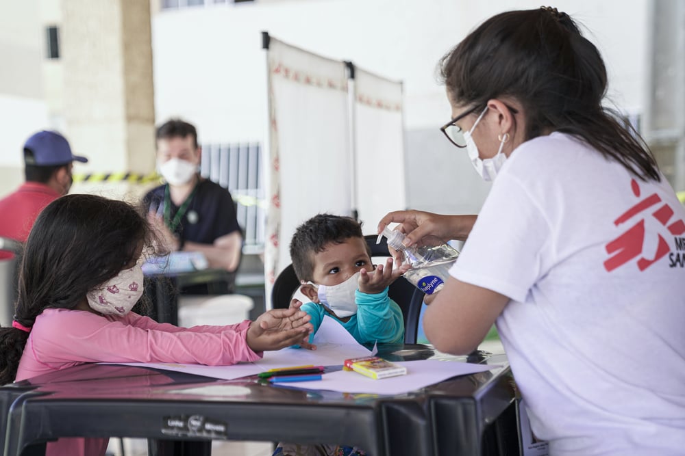 En nuestra clínica móvil en las comunidades de José Walter y Grande Bom Jardim, en Fortaleza, realizamos actividades de promoción de la salud y ofrecemos apoyo en salud mental. Brasil, junio de 2021