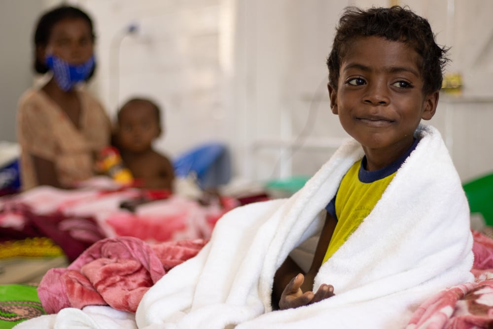 Futedraza (6 años) tenía tos y diarrea, por lo que su madre Tompie lo llevó al hospital de Ambovombe. Allí pudimos internarlo en nuestro centro de alimentación terapéutica junto a su hermana Fandahiandsoa, de 11 meses. Madagascar, junio de 2021