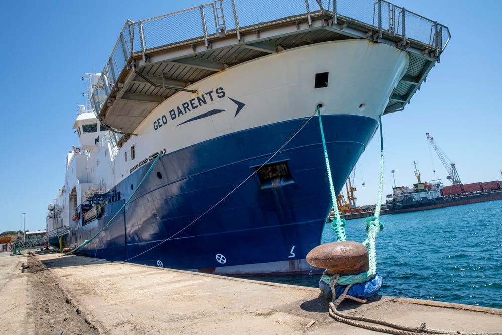 Además de pequeñas irregularidades fácilmente rectificables, las autoridades italianas alegan que el buque llevaba demasiadas personas a bordo. Ignoran que las operaciones de salvamento se consideran situaciones de fuerza mayor