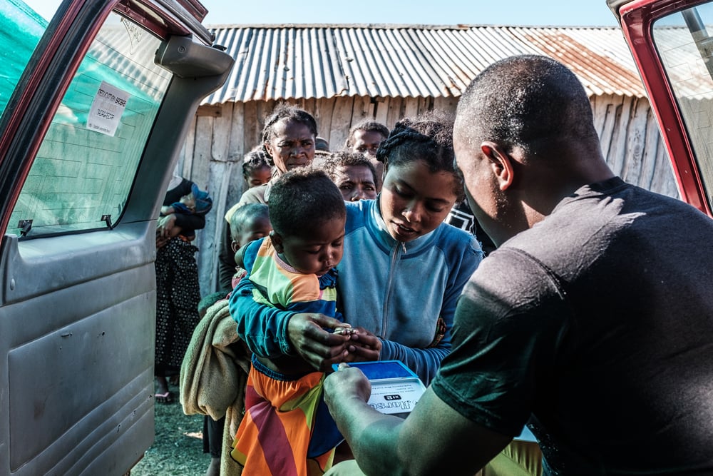 En la región de Androy, establecimos una clínica móvil para niños menores de cinco años en la que ofrecemos  raciones de alimentos y exámenes de detección de desnutrición aguda. Madagascar, julio de 2021