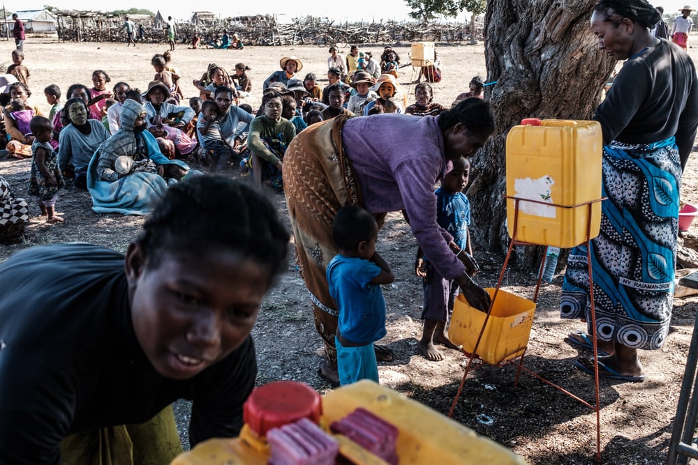 Facilitamos agua potable a las personas en el municipio de Maheny, distrito de Beloha, en la región de Androy. Madagascar, julio de 2021