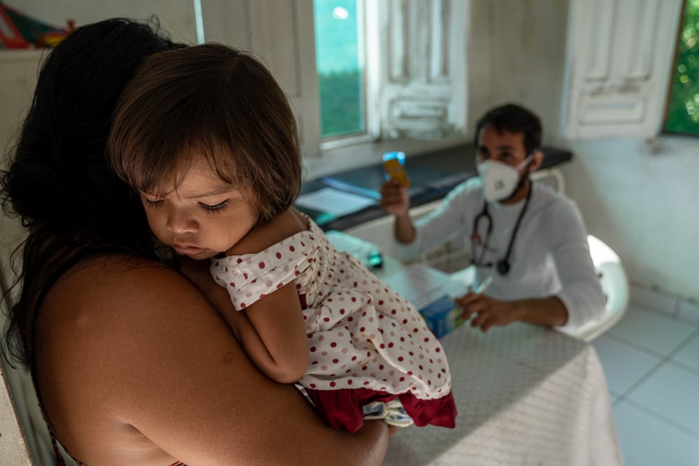 Nuestro personal atiende a una niña en el municipio de Portel. Brasil, julio de 2021