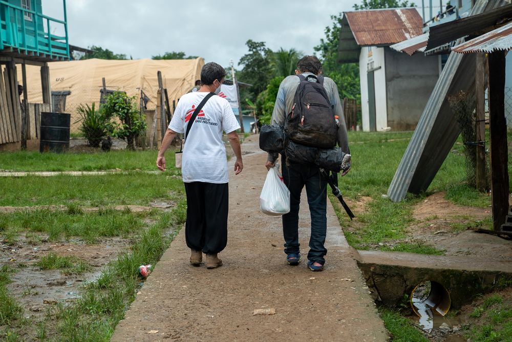 Al llegar a Bajo Chiquito mojados, desorientados, sedientos, hambrientos y con los pies destrozados, las personas migrantes registran su presencia en Panamá ante las autoridades y suelen dirigirse al puesto de salud en el que trabajamos. Junio de 2021MSF/Sara de la Rubia