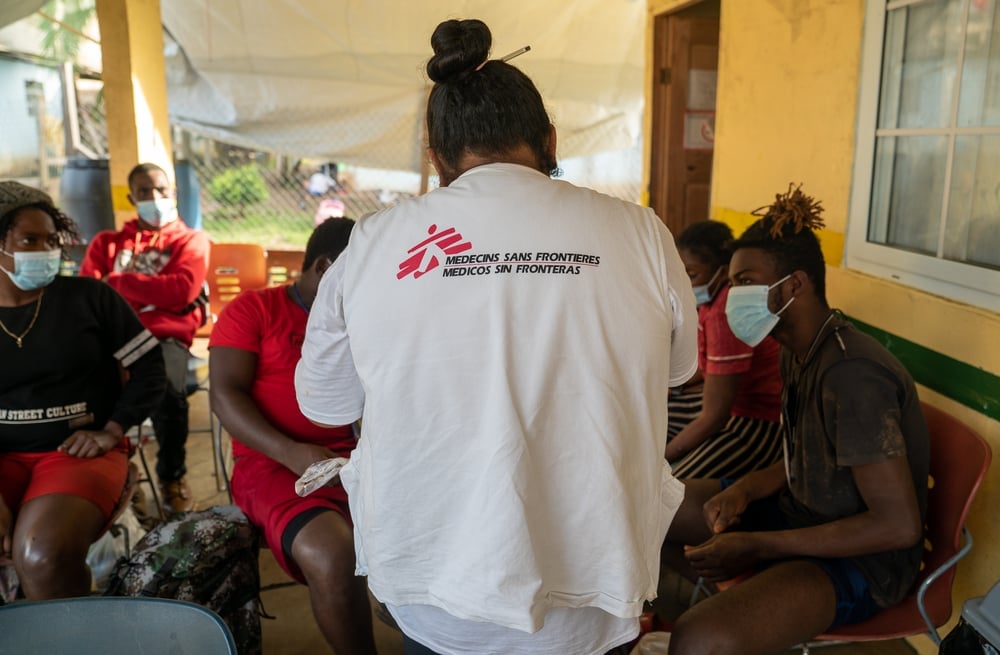 Las principales patologías que presentan las personas migrantes, además de terribles daños en los pies, son contusiones y traumas por caídas, deshidratación, daño en la piel por picaduras de insectos, y enfermedades gastrointestinales.