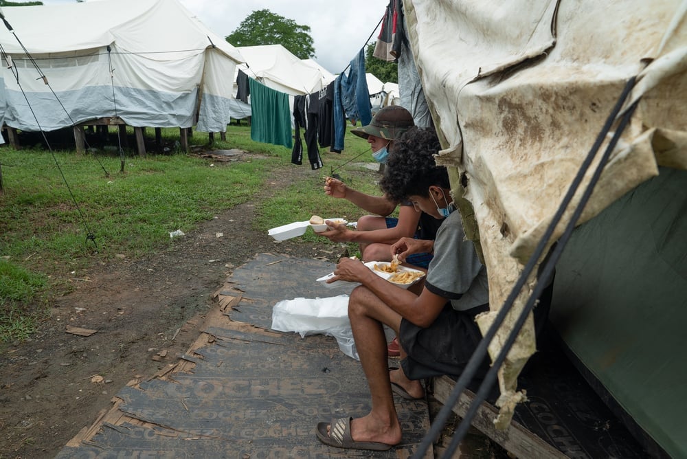 Las personas migrantes son enviadas a la Estación Migratoria de Lajas Blancas para la revisión de su estatus migratorio. Allí, permanecen semanas o meses durmiendo en tiendas de campaña sobre un prado. Panamá, junio de 2021