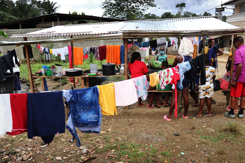 Los albergues en el municipio de Roberto Payán no son suficientes para la cantidad de familias que han llegado, por lo cual la población también se ha instalado en las calles. ​Colombia, julio de 2021