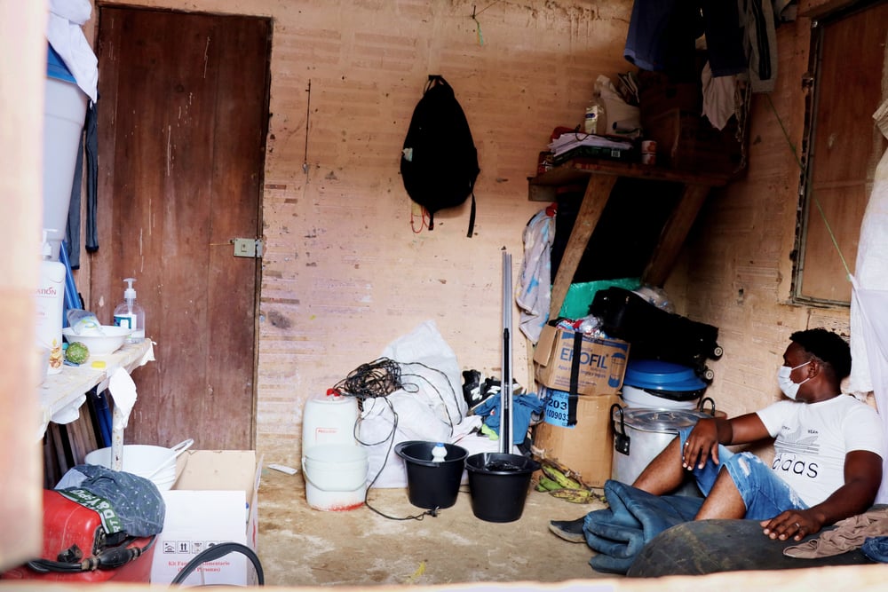 Habitación en Roberto Payán, en la que se alojan dos familias enteras desplazadas. Colombia, julio de 2021