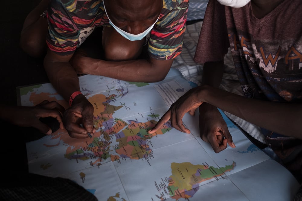 Usando un mapa, las personas rescatadas por el Geo Barents explican cómo fue su viaje a Libia desde sus países de origen. Mar Mediterráneo, agosto de 2021