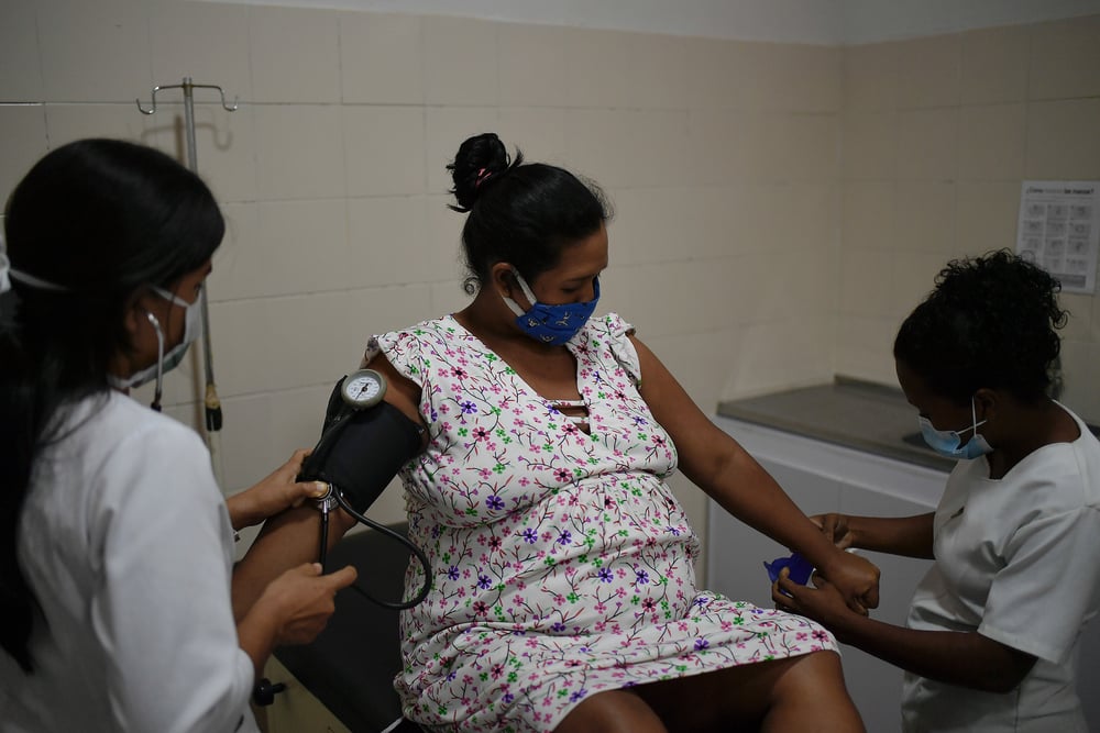 Ana, de 35 años, se prepara para dar a luz en la recién acondicionada sala de parto del Ambulatorio de San Vicente. Durante el primer semestre del 2021, brindamos apoyo en la realización de casi 2.000 partos en el estado Sucre. Venezuela, mayo de 2021