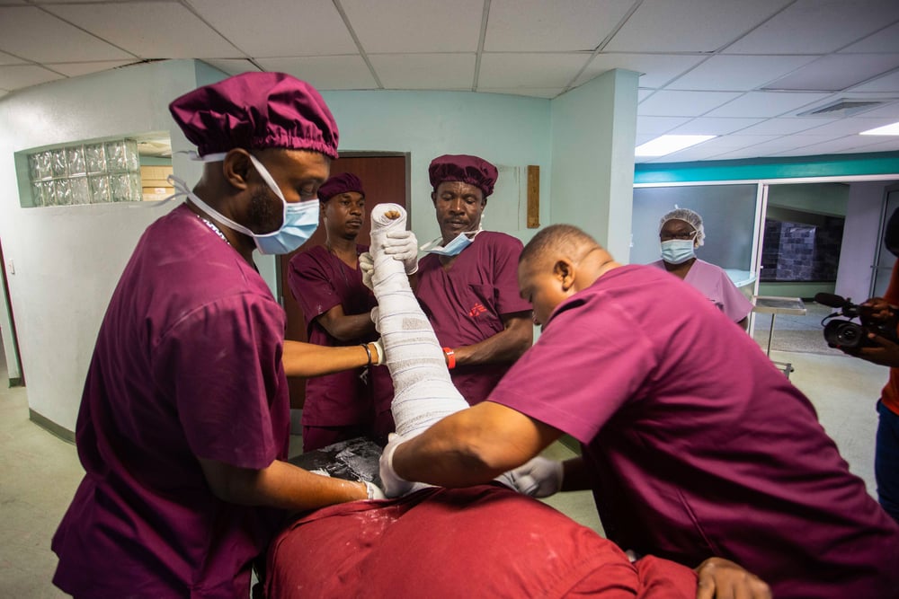En nuestro centro de emergencia en Turgeau, Puerto Príncipe, atendemos a un paciente herido durante el terremoto. Haití, agosto de 2021