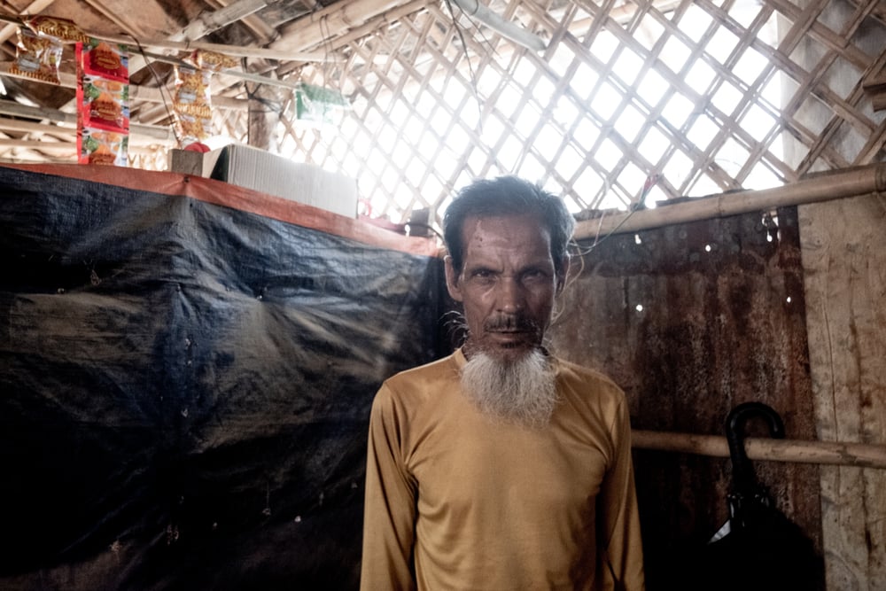 Amir Ali tiene 65 años y es un refugiado rohingya. En esta imagen, está dentro de su refugio en el área del campamento de Balukhali, en Cox's Bazar. 