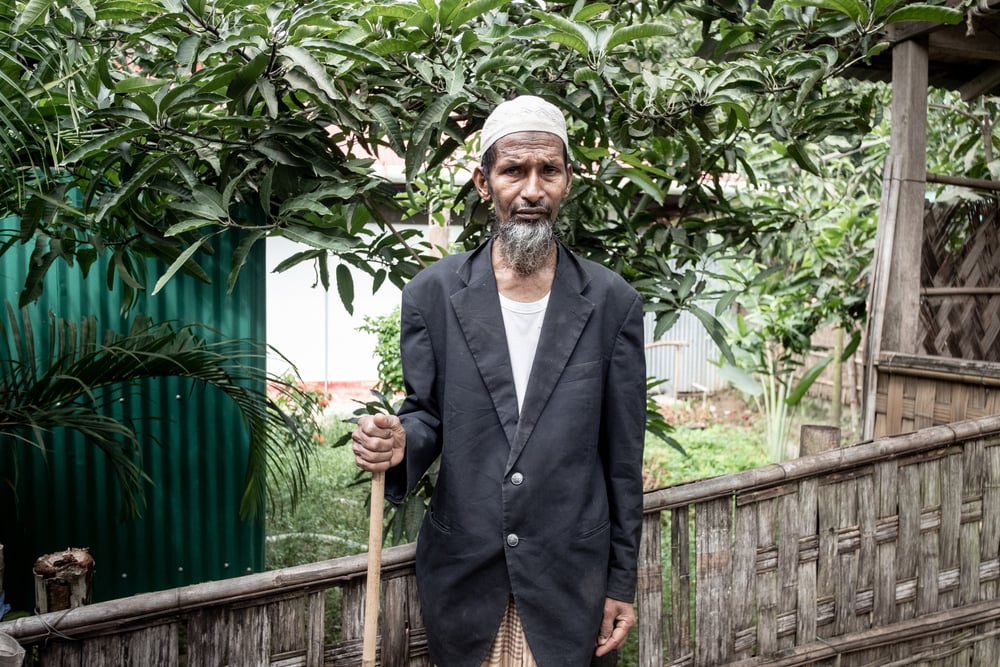 Nurul Hoque tiene 68 años y vive con su esposa en un campo de refugiados rohingya desde 2017. Lo último que recuerda de Myanmar es el bombardeo del ejército en su aldea. Bangladesh, julio de 2021