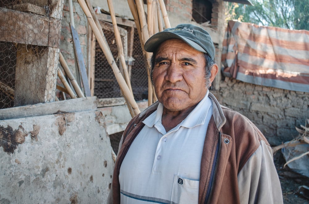 Máximo Valeriano Martinez, de Cochabamba, dudaba sobre si vacunarse o no, debido a que había escuchado y leído mucha desinformación en su celular. Después de hablar con nuestros equipos, decidió darse la vacuna. Bolivia, agosto de 2021