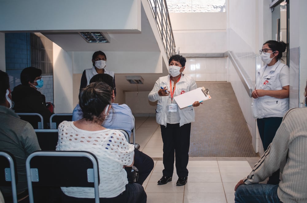 En Cochabamba, nuestros equipos realizan una sesión informativa sobre medidas de prevención y control de infecciones dirigida al personal de salud local. Bolivia, agosto de 2021Cecilia Rivero