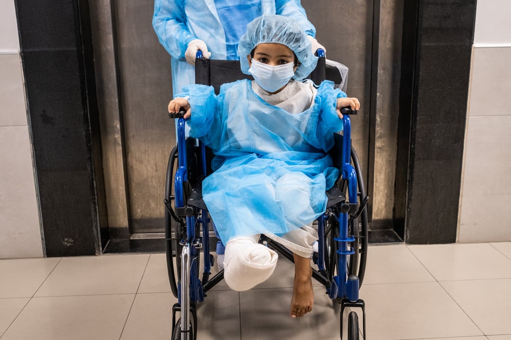 En el hospital Al-Awda, Hala es llevada al quirófano para su quinta cirugía desde que un auto le aplastó el pie el 14 de julio de 2021. Gaza, agosto de 2021