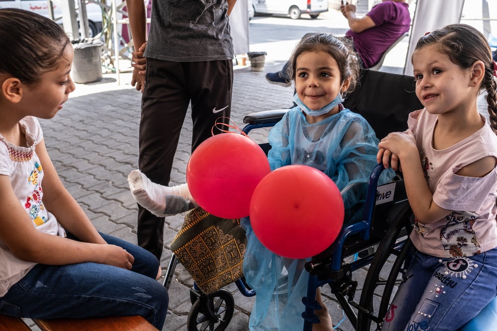 Hala recibe la visita de sus hermanas y su prima en el hospital Al-Awda. Gaza, agosto de 2021