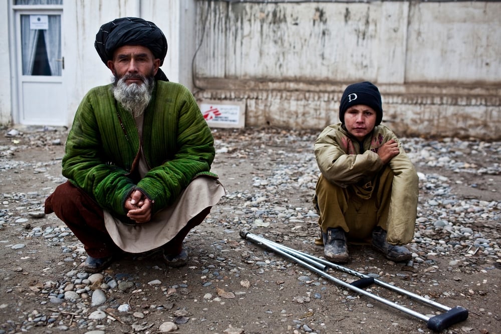 Un hombre y un niño esperan para atenderse en nuestro hospital de traumatología en Kunduz, el cual brinda atención quirúrgica y fisioterapia. Afganistán, diciembre de 2011