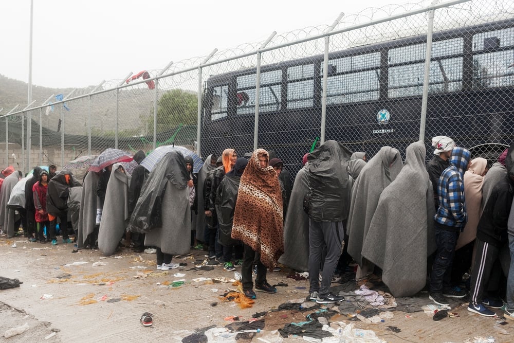 Personas refugiadas esperan bajo la lluvia a ser registradas en el Centro de Recepción e Identificación del campo de Moria, en la isla de Lesbos. Octubre de 2015