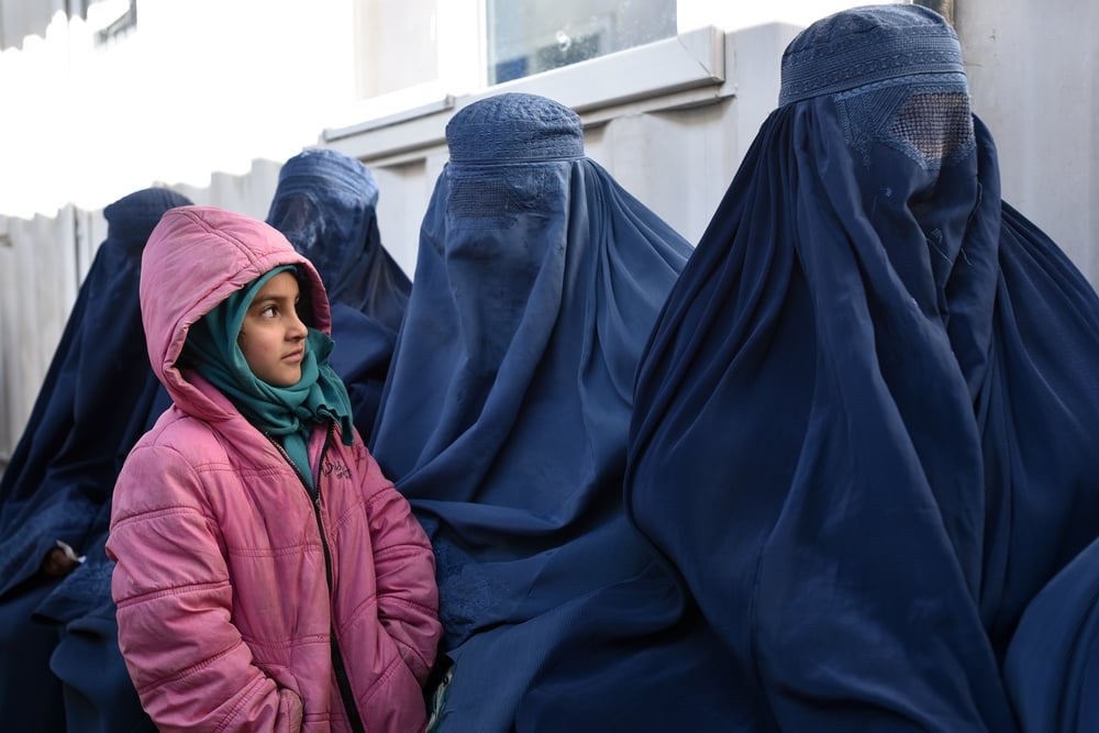 Un grupo de mujeres espera para atenderse en nuestro hospital Ahmad Shah Baba en Kabul, donde brindamos atención obstétrica y neonatal, consultas prenatales y posnatales y planificación familiar, además de servicios de salud mental. Afganistán