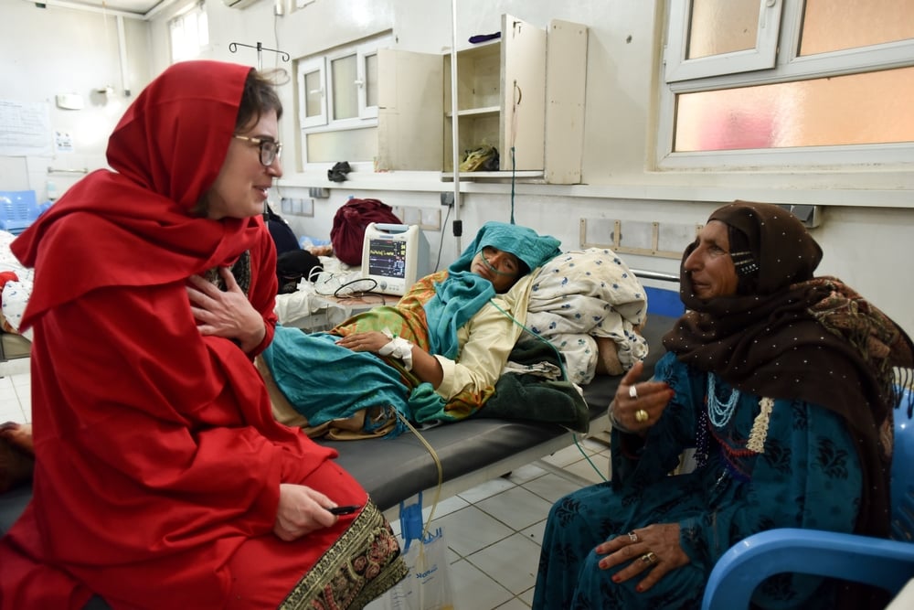 En nuestra maternidad de Khost, una obstetra y ginecóloga habla con una mujer y con su hija, quien está recuperándose de una hemorragia ocurrida cinco días antes tras dar a luz en su casa. Afganistán, marzo de 2017