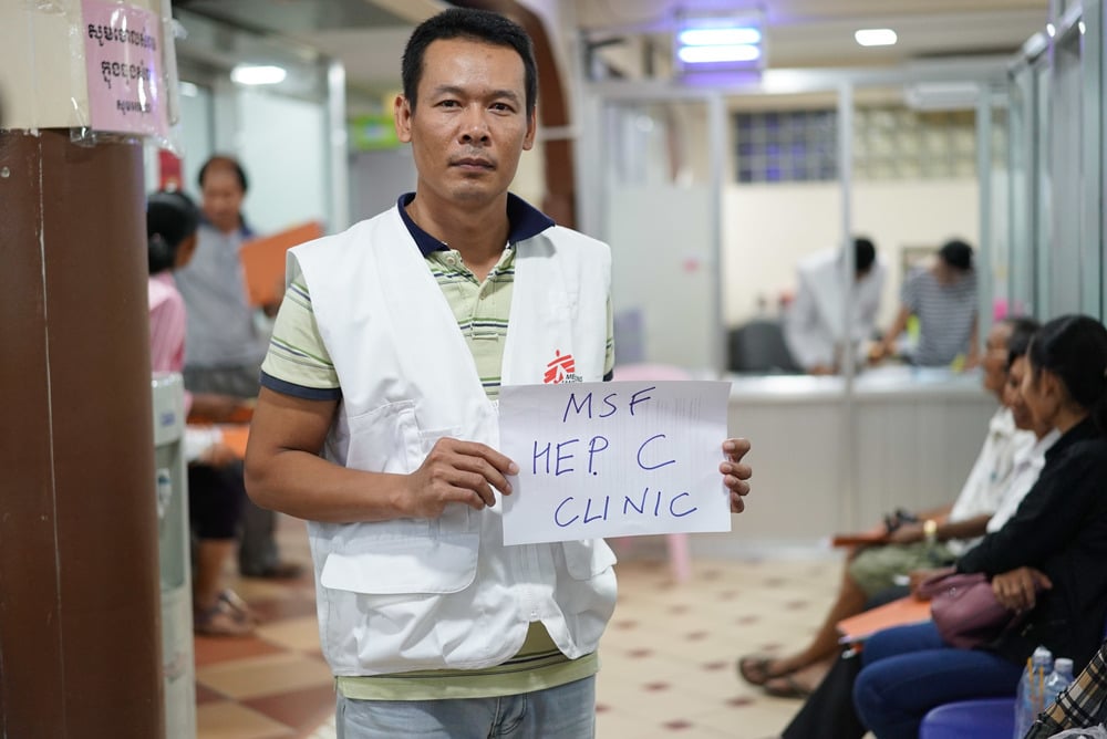 Un enfermero de MSF en nuestra clínica de Hepatitis C en el Hospital Preah Kossamak, en Phnom Penh. Camboya, abril de 2017.