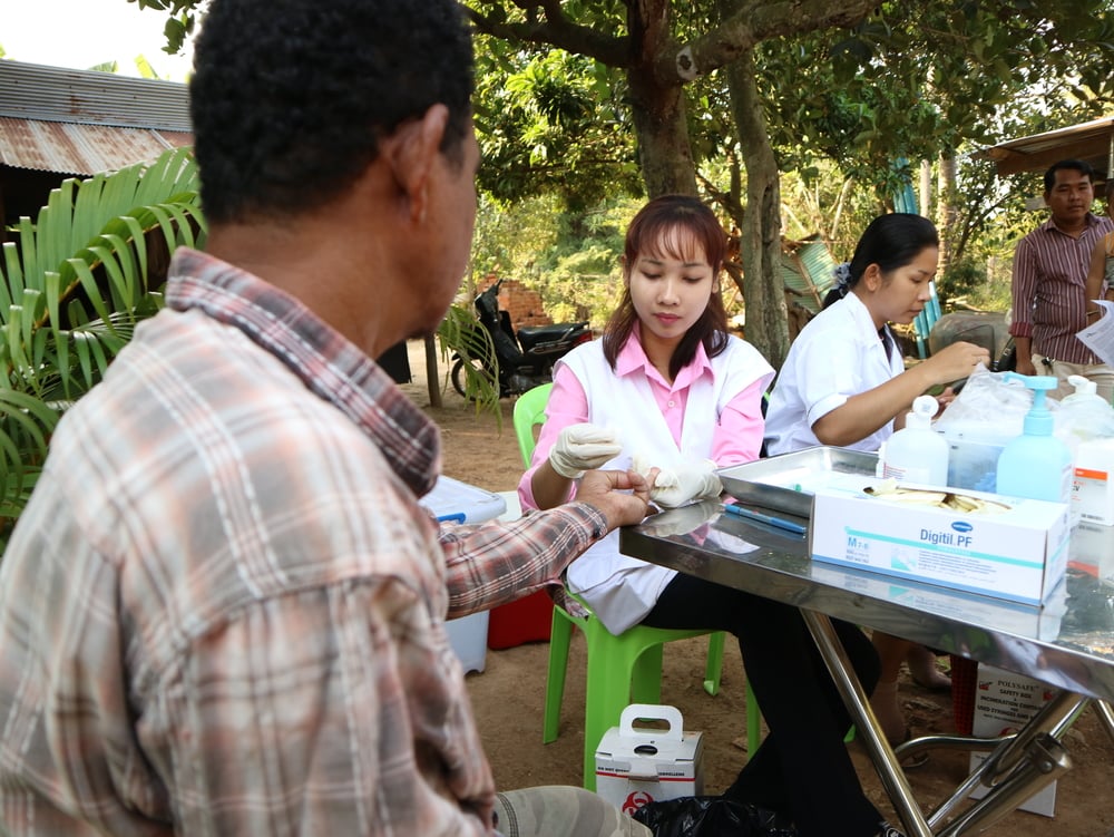 Dos enfermeras de MSF toman muestras de sangre de la población durante una campaña de detección de casos de Hepatitis C en una aldea del distrito de Moung Ruessei. Camboya, enero de 2019
