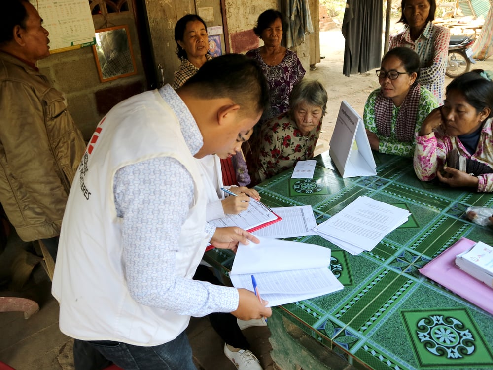 Actualizamos la lista de las personas que participaron de nuestra campaña de detección de casos de Hepatitis C en una aldea del distrito de Moung Ruessei. Camboya, enero de 2019
