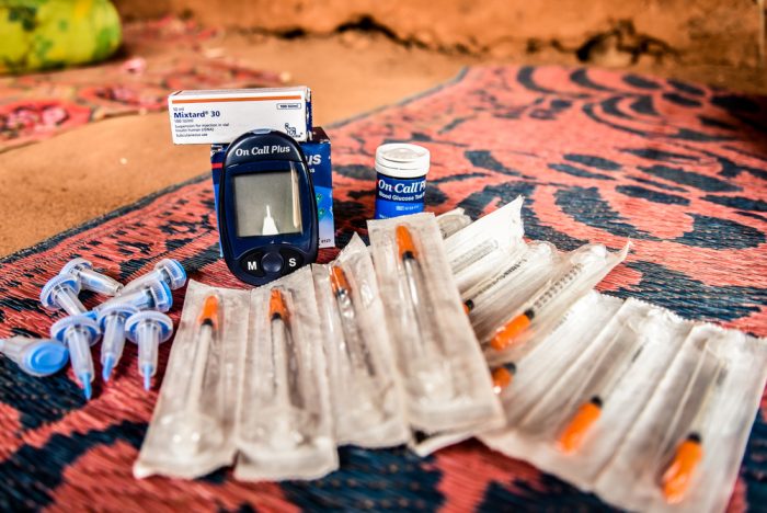 Kit de tratamiento para pacientes con diabetes de Tipo 1. Incluye un glucómetro, tiras para glucómetro, agujas e insulina, entre otros.Paul Odongo/MSF